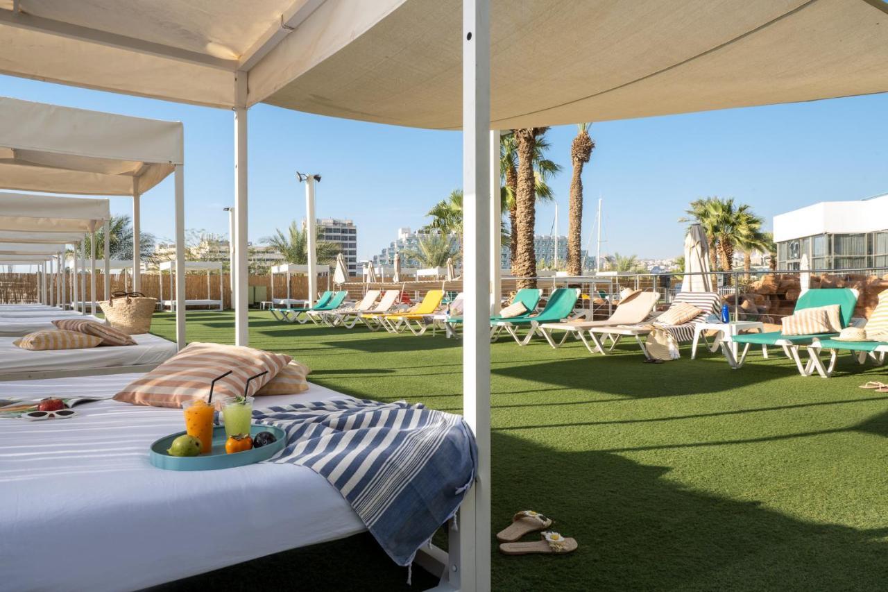 Vert Hotel Eilat By Afi Hotels 외부 사진 The rooftop pool at the Hilton Tel Aviv