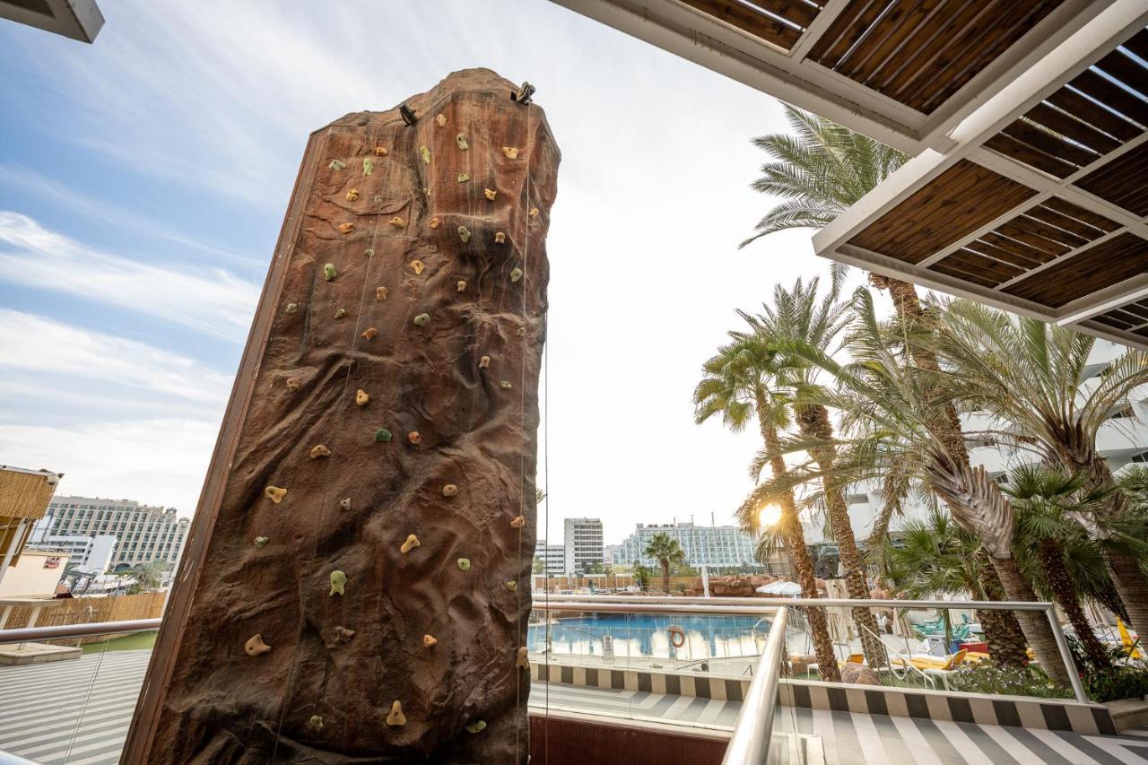Vert Hotel Eilat By Afi Hotels 외부 사진 The rock climbing wall at the Atlantis Paradise Island