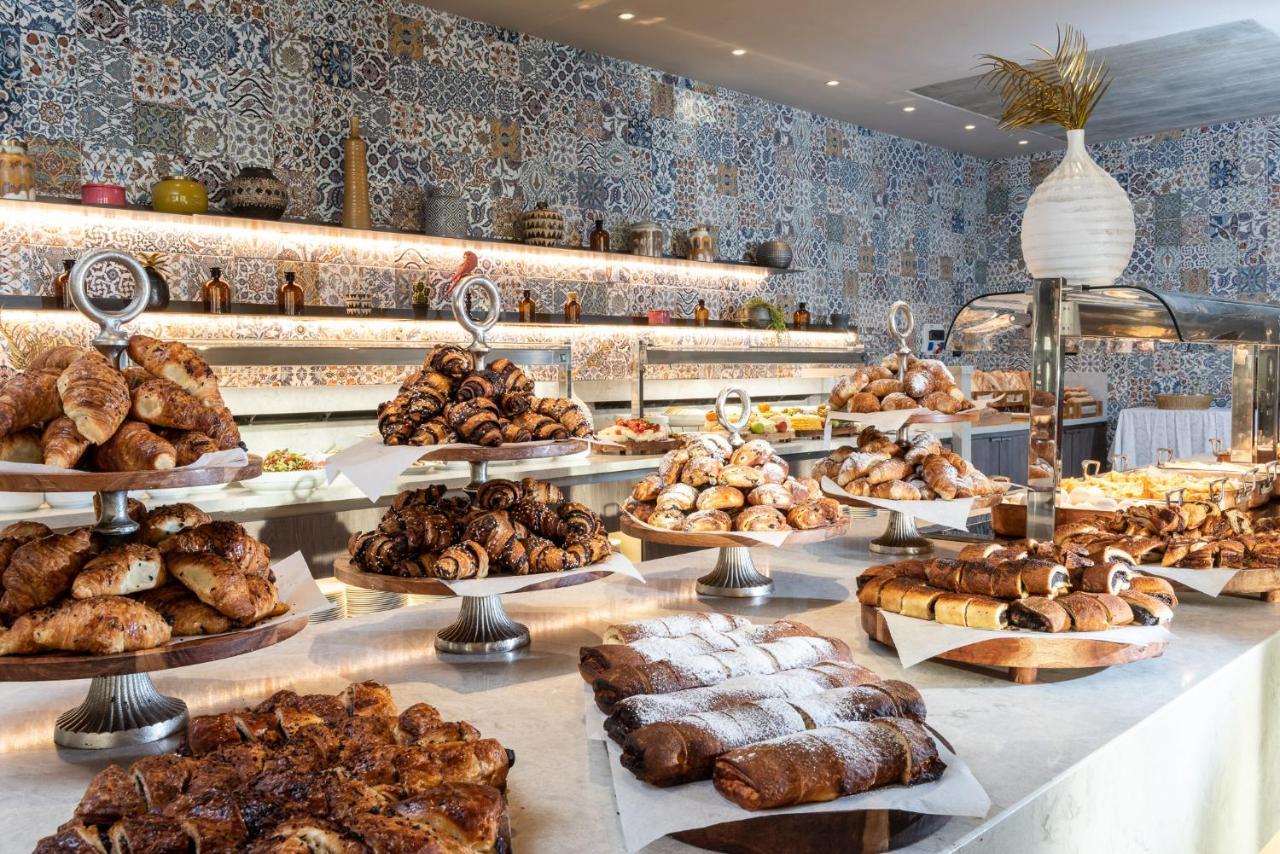 Vert Hotel Eilat By Afi Hotels 외부 사진 A selection of pastries at a buffet