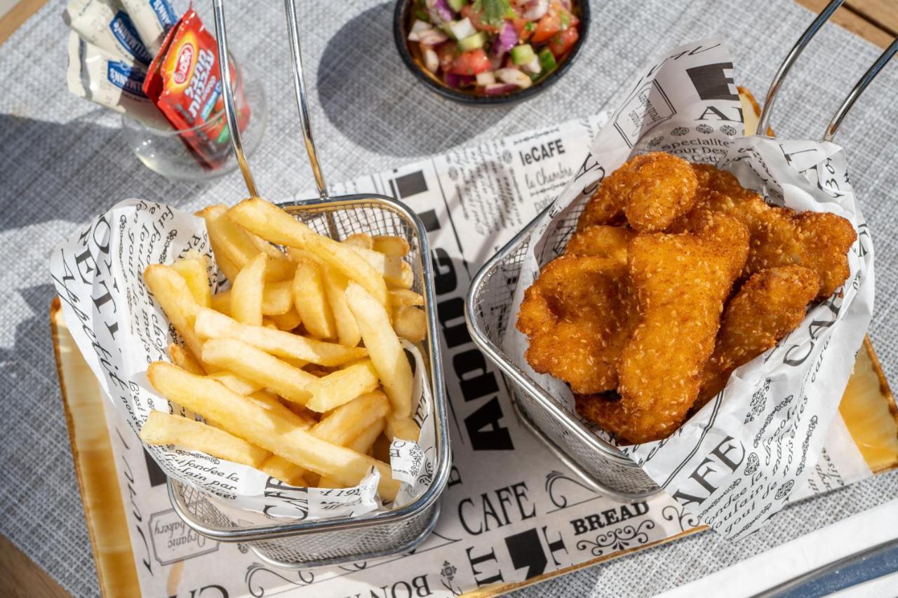 Vert Hotel Eilat By Afi Hotels 외부 사진 Schnitzel and chips