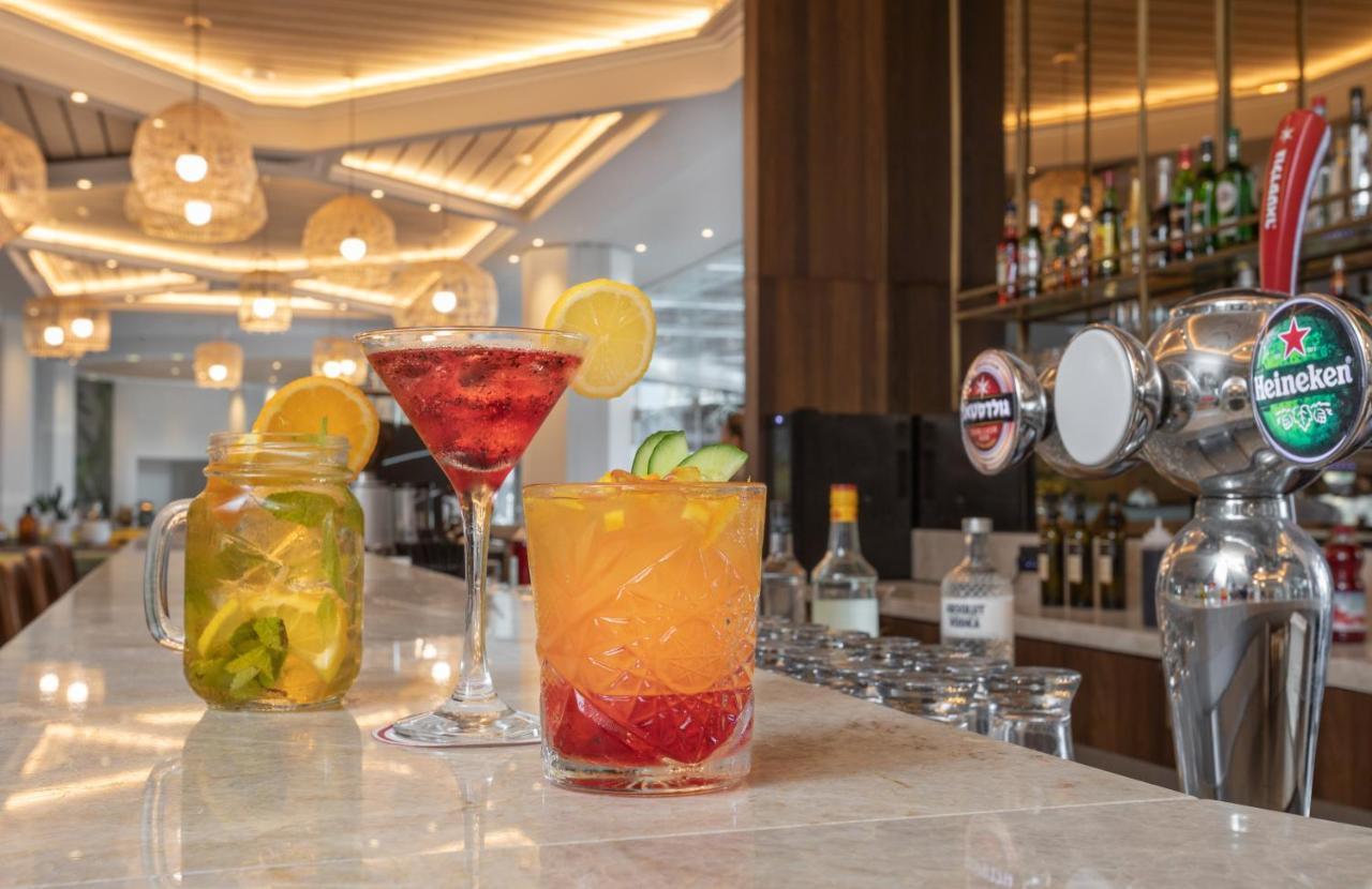 Vert Hotel Eilat By Afi Hotels 외부 사진 Cocktails at the bar